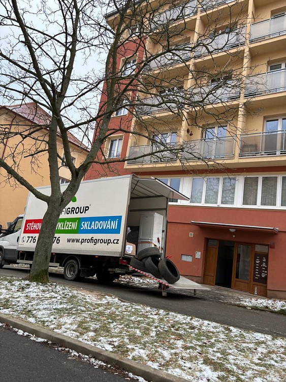Skladování ve skladovacích kontejnerech a kójích s PROFIGROUP
